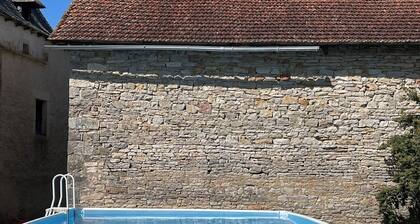 Gite Entre lot et Aveyron Piscine
