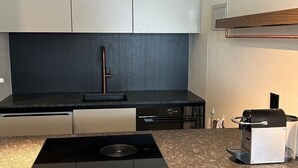 Een microgolfoven, een oven, een vaatwasser, een kinderstoel