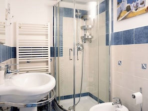 Bathroom - Beautiful  villa for 6 people with WIFI, A/C, pool, TV, patio and panoramic view (Priocca)