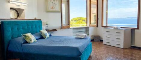 6 bedrooms, iron/ironing board, WiFi, bed sheets
