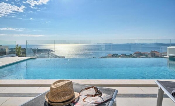 Pool - Villa Larissa (Primošten)