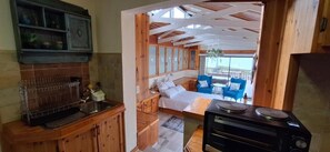 Studio, ban công, quang cảnh vườn | Nội thất