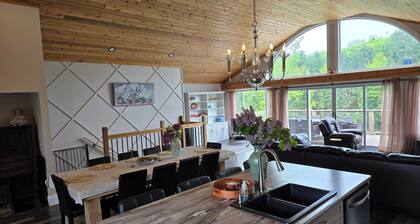 COZY LAKESIDE FALL COTTAGE