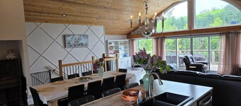 COZY LAKESIDE FALL COTTAGE