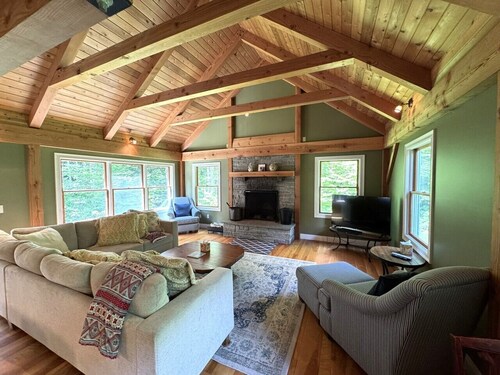Total Privacy on 5 acres with Hot Tub, A/C, stream