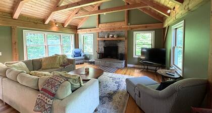 Total Privacy on 5 acres with Hot Tub, A/C, stream