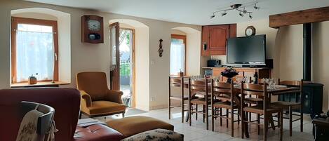 TV, fireplace, video games, DVD player