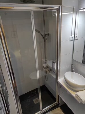 Bathroom - Cozy and quiet attic apartment near Liberdade Avenue (Lisboa)