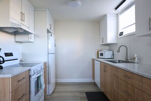 Private kitchen - The Tower Inn - Central Apartment Newly Renovated (Cochrane)