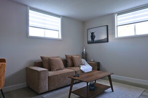 Living area - The Tower Inn - Central Apartment Newly Renovated (Cochrane)
