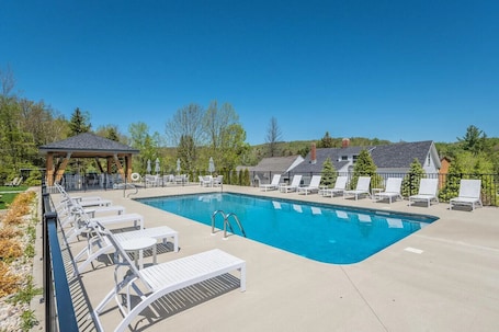 Pool. Seasons Condo- Ski-on/off