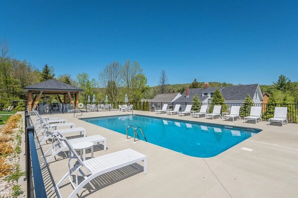 Pool - Seasons Condo- Ski-on/off (Dover)
