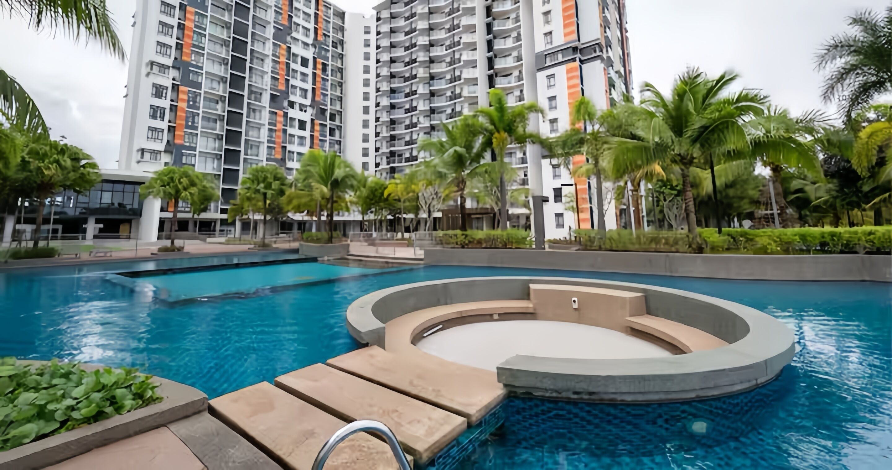 2 outdoor pools