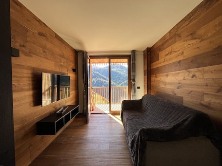 Living area. Chalet del Borgo 24 Prato Nevoso – Charming Wooden Apartment with Mountain Views