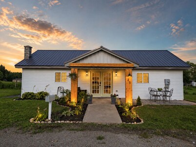 The Cottage on Knox - Quaint 2-bedroom with AC located in charming Lanse