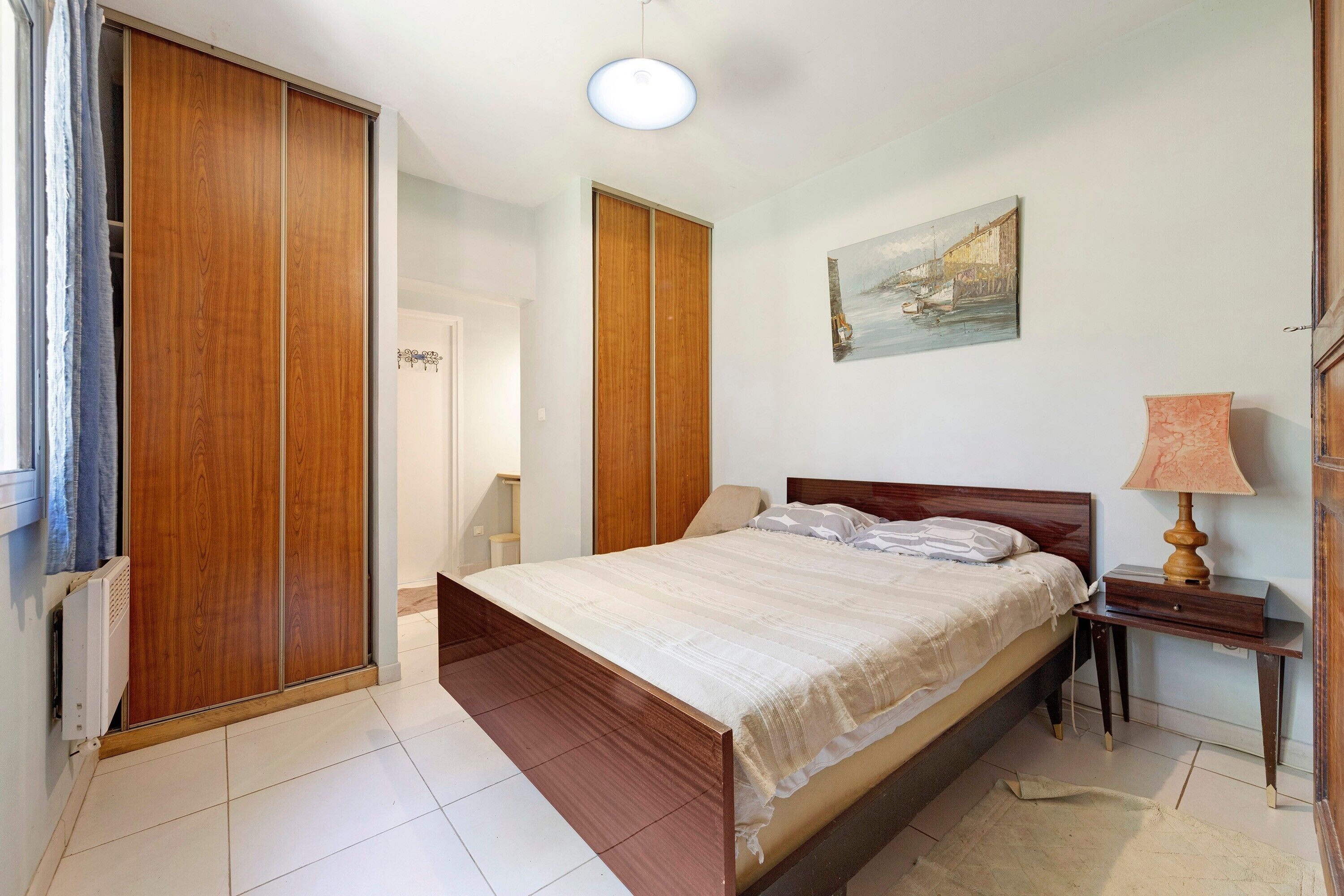 1 habitación, tabla de planchar con plancha y wifi 