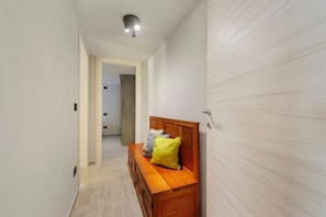 A narrow hallway with a wooden bench, a door, and a ceiling light. - Holiday Home 'Lueur De La Rouja' with Mountain View (Champoluc)