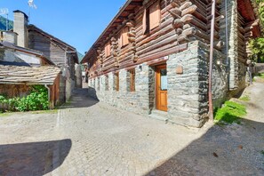 Exterior - Holiday Home 'Lueur De La Rouja' with Mountain View (Champoluc)