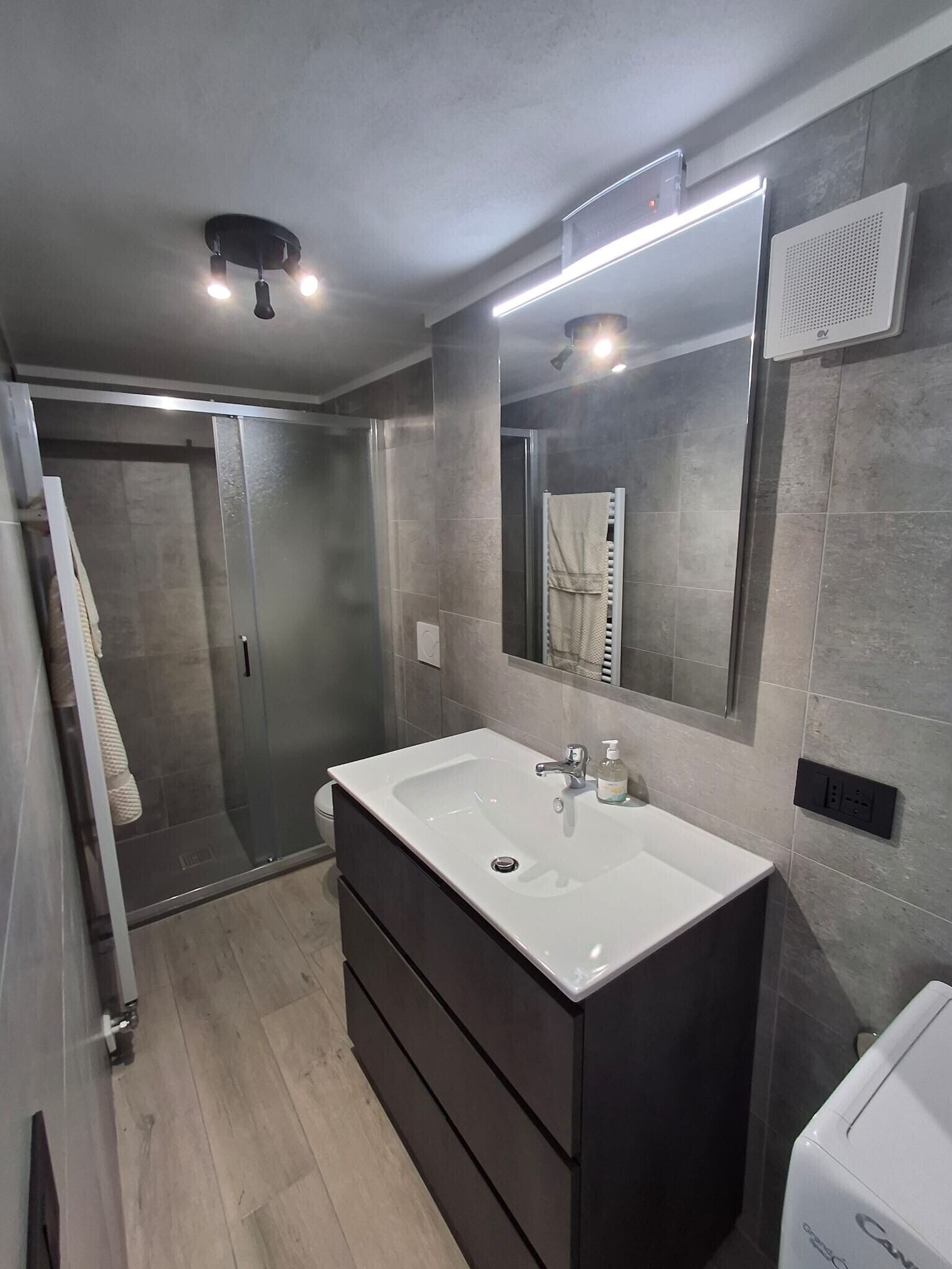 Douche, sèche-cheveux, serviettes fournies