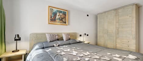 WiFi, bed sheets