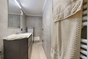 Een douche, een haardroger, handdoeken