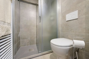 A bathroom with a glass shower enclosure, a toilet, and a towel rack. - Holiday Home 'Lueur De La Rouja' with Mountain View (Champoluc)