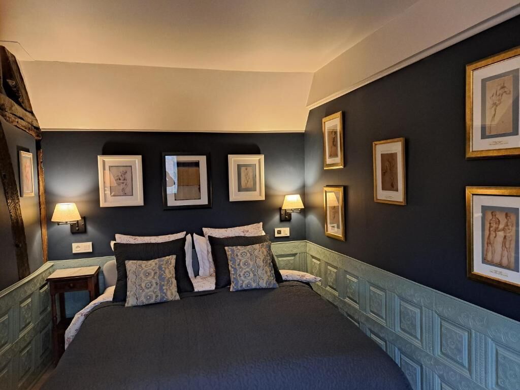 Blackout curtains, soundproofing, free WiFi