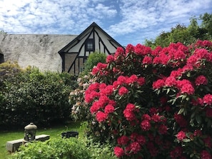 Exterior detail - Le Logis Fleurs et jardins de Pitry (THIERVILLE)