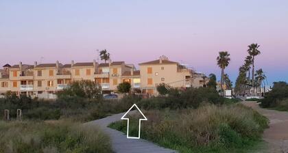 House 1min steps from the beach and nature, with AC, internet.