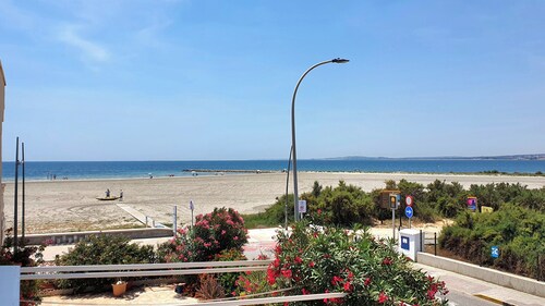 House 1min steps from the beach and nature, with AC, internet.