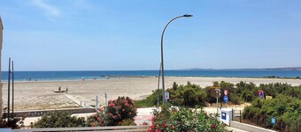 House 1min steps from the beach and nature, with AC, internet.