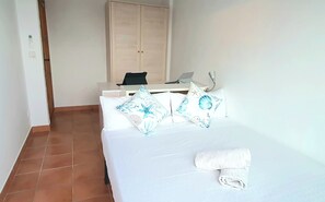 A bedroom with a bed, a desk with a chair, a laptop, and a lamp. - House 1min steps from the beach and nature, with AC, internet. (Santa Pola)