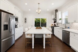 Microondas, horno, placa de cocina y tostadora