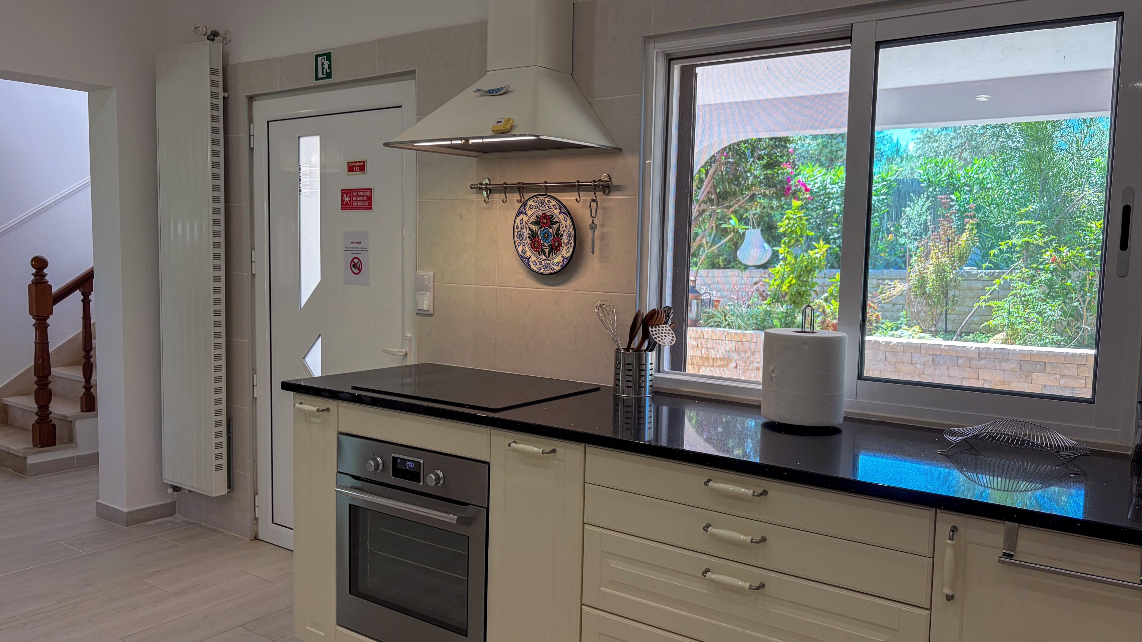Villa Deluxe, vistas al mar | Cocina privada | Trona infantil y mesa de comedor