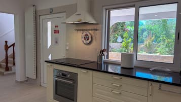 Villa Deluxe, vistas al mar | Cocina privada | Trona infantil y mesa de comedor