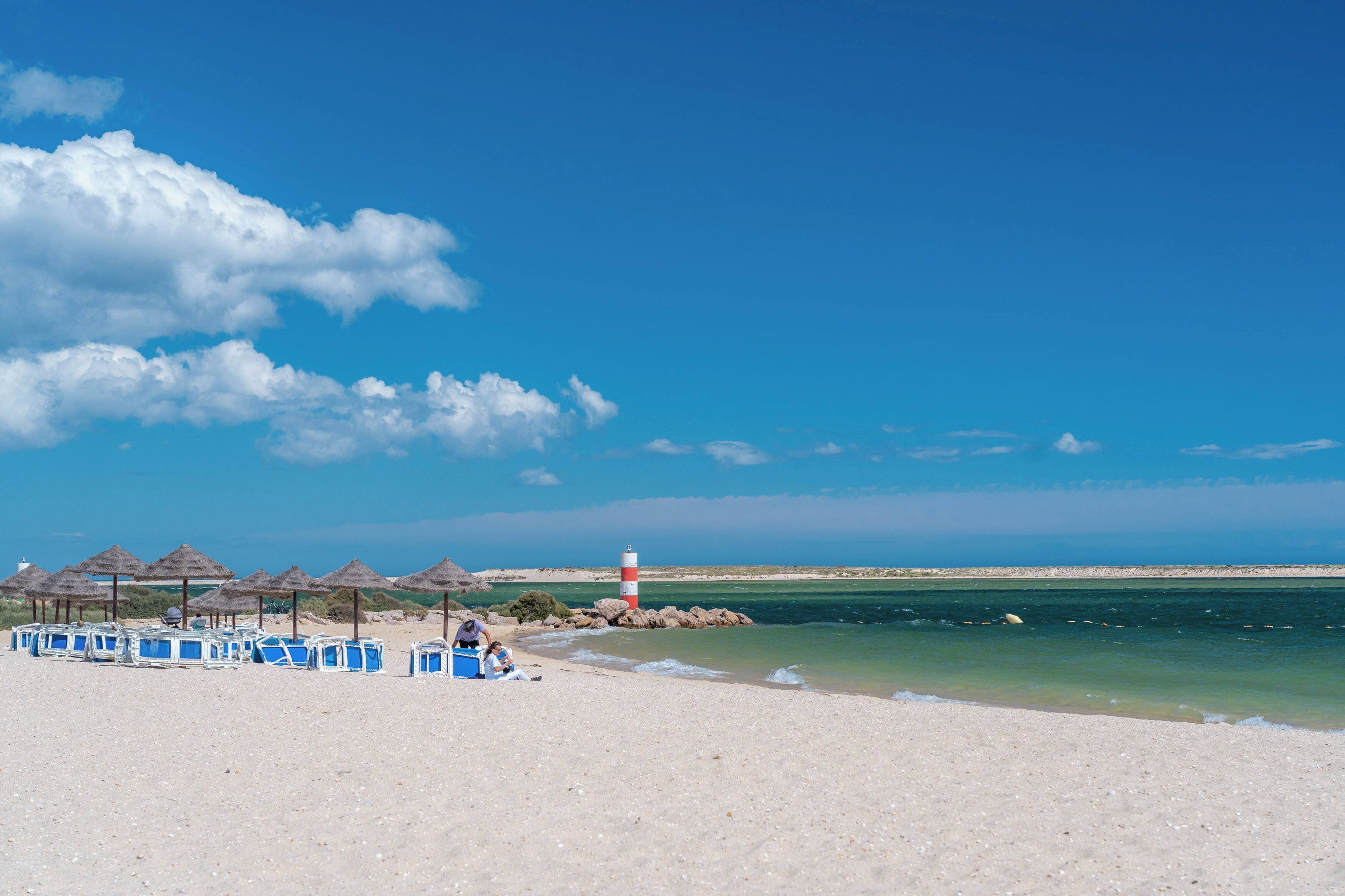 Ubicación cercana a la playa, sombrillas y toallas de playa