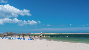 Ubicación cercana a la playa, sombrillas y toallas de playa