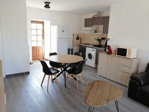 Dining - Cozy 2-bedroom apartment with a large balcony - Montsalvy (Montsalvy)