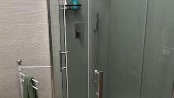 Habitación Confort con 1 cama matrimonial o 2 individuales, para no fumadores, vista al jardín | Baño
