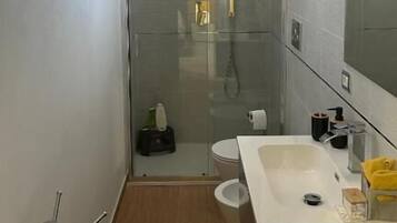 Dobbelt- eller tomannsrom – comfort, hageutsikt | Bad