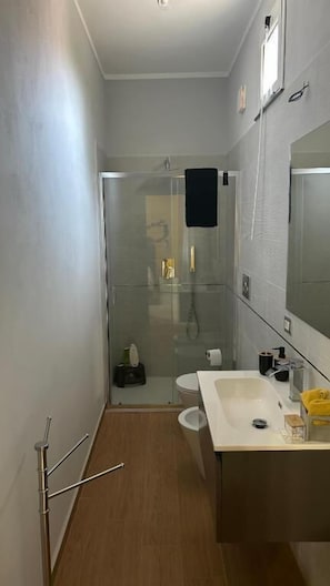 Chambre Confort Double ou avec lits jumeaux, vue jardin | Salle de bain