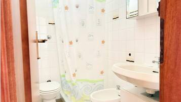Dusche, Bidet, Handtücher