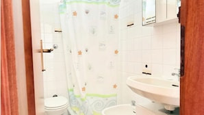Shower, bidet, towels - SE278 – Senigallia, seafront two-bedroom apartment with balconies and parking space (Senigallia)