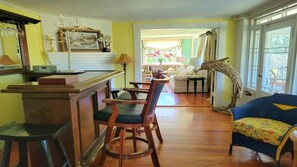 Ein Zimmer mit einer Holztrenne, einem Sofa und einem blauen Sessel.