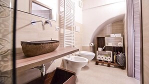 A bathroom with a large vessel sink, a toilet, and a bidet. - Masseria Casino Ciomme  (Gioia del Colle)