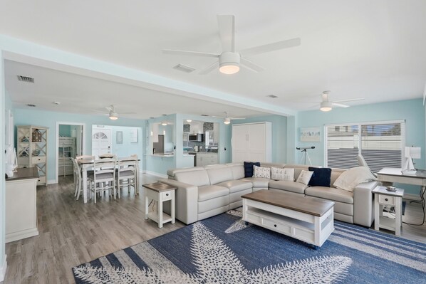 Living area - Blue Horizon Dolphin House (Indian Rocks Beach)