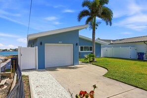 Property grounds - Blue Horizon Dolphin House (Indian Rocks Beach)