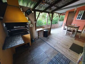 Outdoor dining - Vrbo Property (SC)