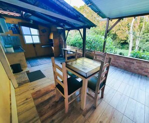 Outdoor dining - Vrbo Property (SC)