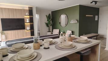 Apartamento família, sacada, vista para a cidade | Opções para refeição